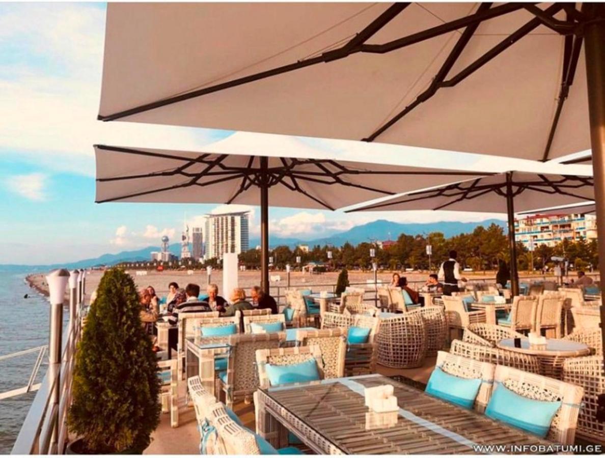 Apartment Desi With Sea View On The Beach In Batumi Exteriör bild