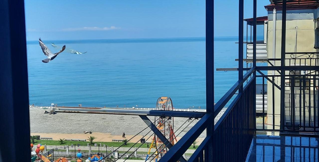 Apartment Desi With Sea View On The Beach In Batumi Exteriör bild