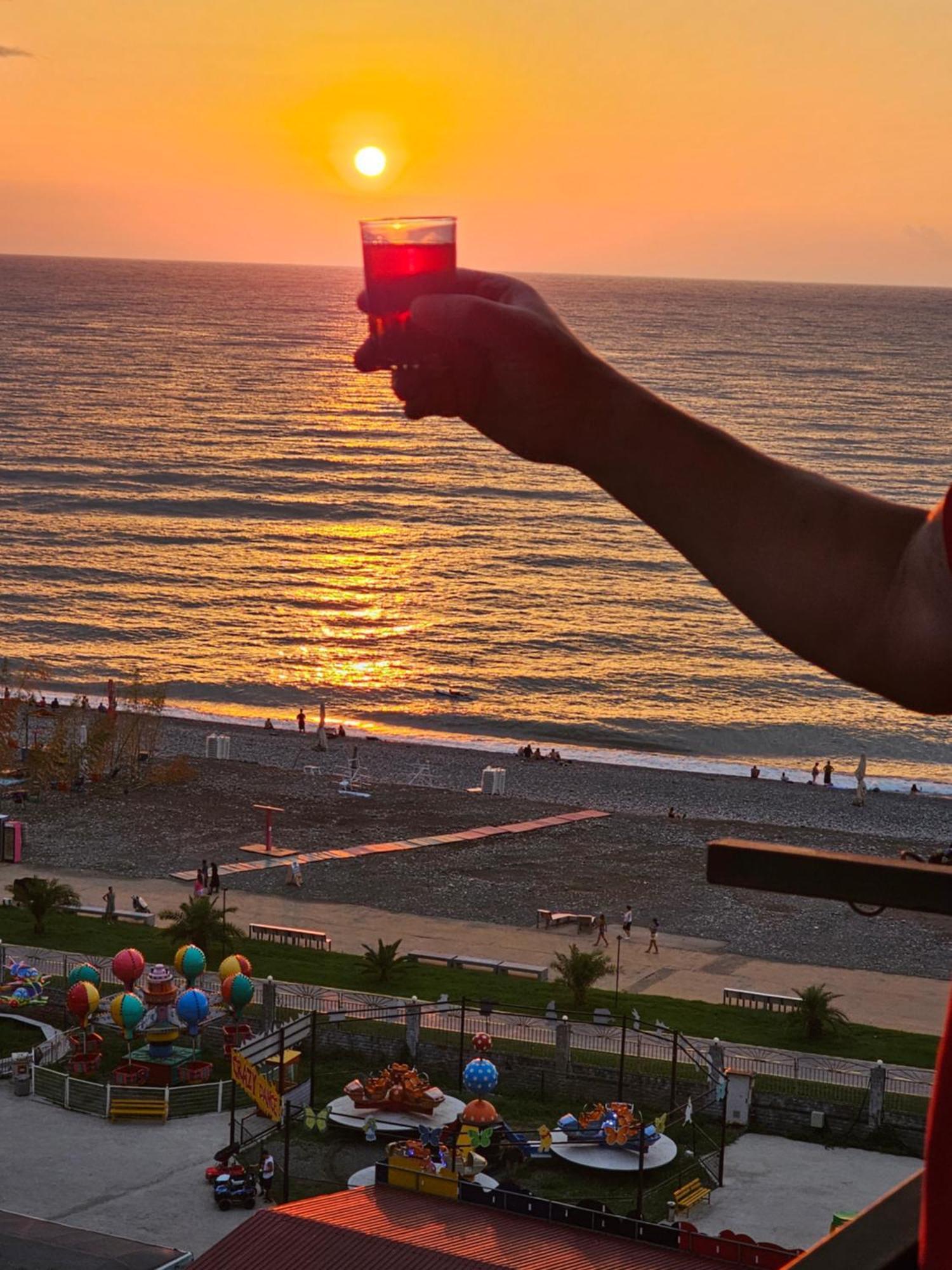 Apartment Desi With Sea View On The Beach In Batumi Exteriör bild