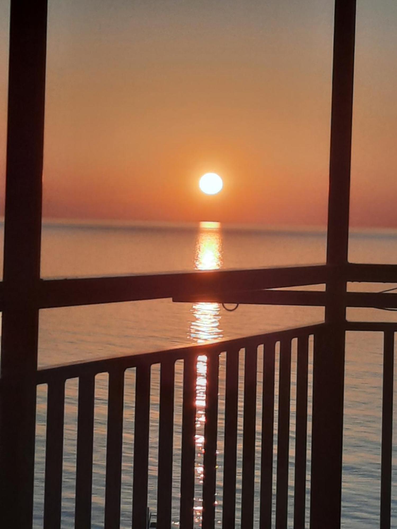 Apartment Desi With Sea View On The Beach In Batumi Exteriör bild